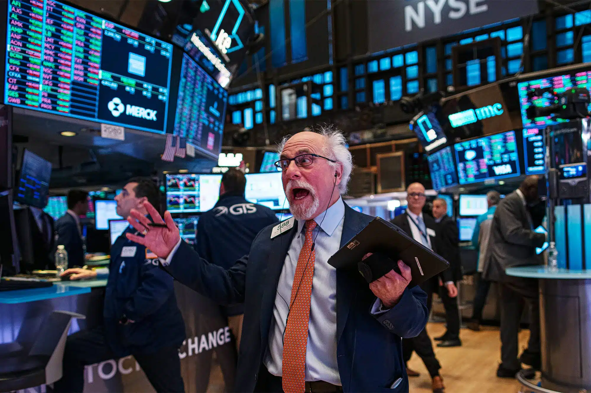 Wall Street Finishes a Tumultuous Day With a Lower Price as a Result of a Worldwide Technology Failure